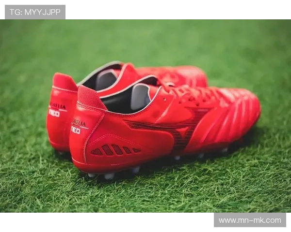 中国足球鞋首次亮相国际赛场 传奇球星亲身穿戴展示品牌魅力