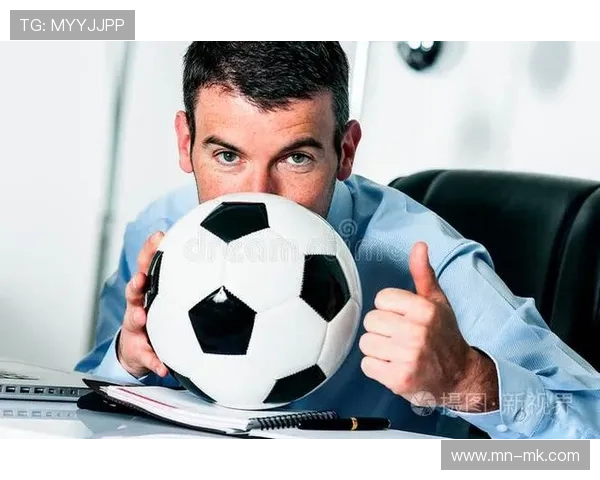 精美球星摆件足球收藏品展现运动激情与艺术魅力完美结合